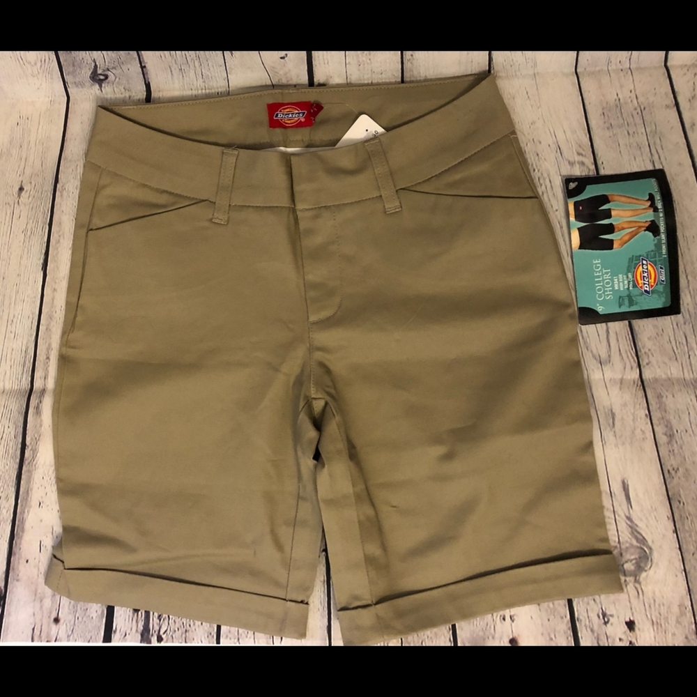 NWT Dickies 9" College Short tan - Size 7 Juniors